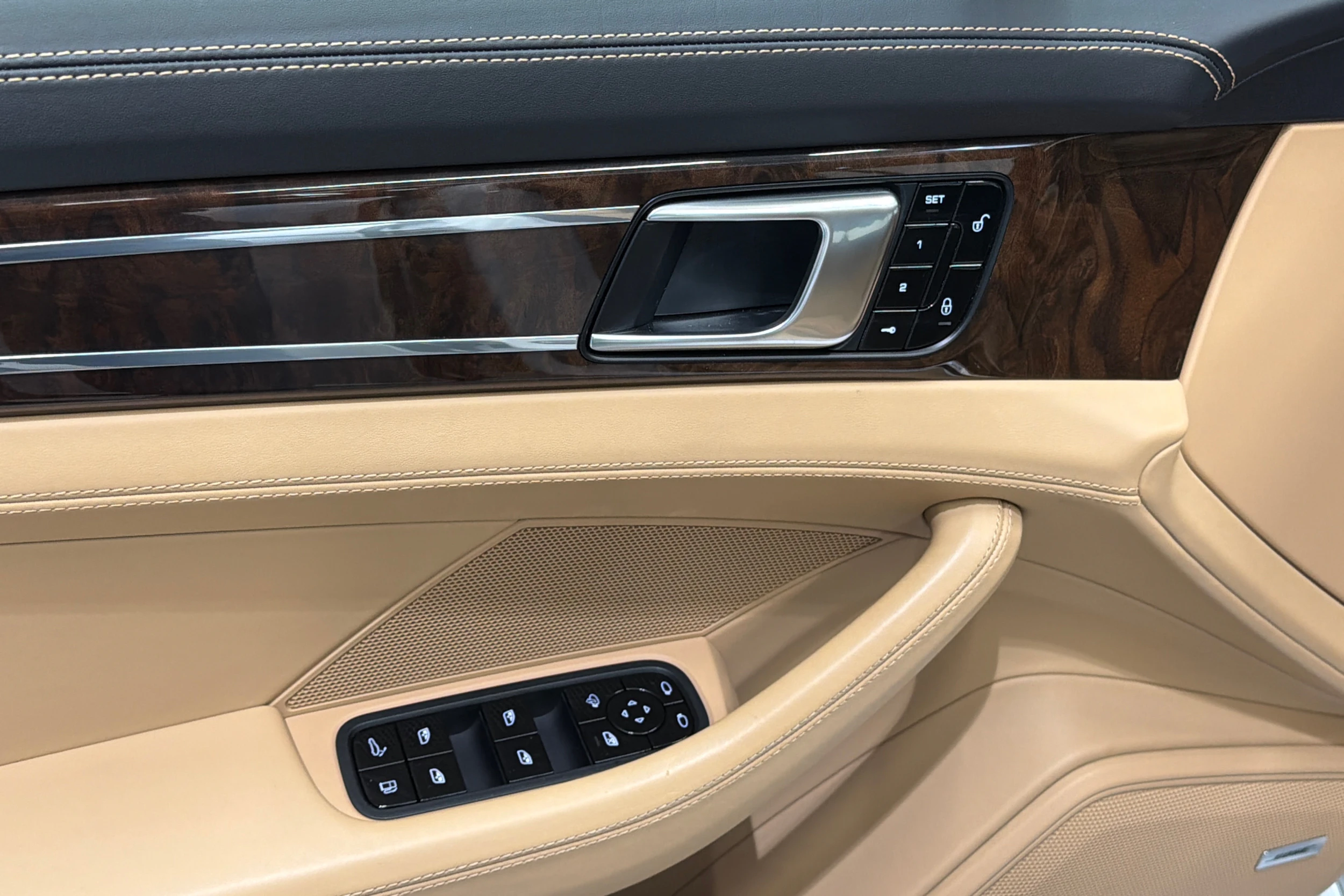 Valkoinen Porsche Panamera 2018 kuva 15.