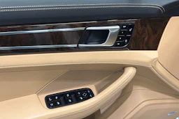 Valkoinen Porsche Panamera 2018 kuva 15.