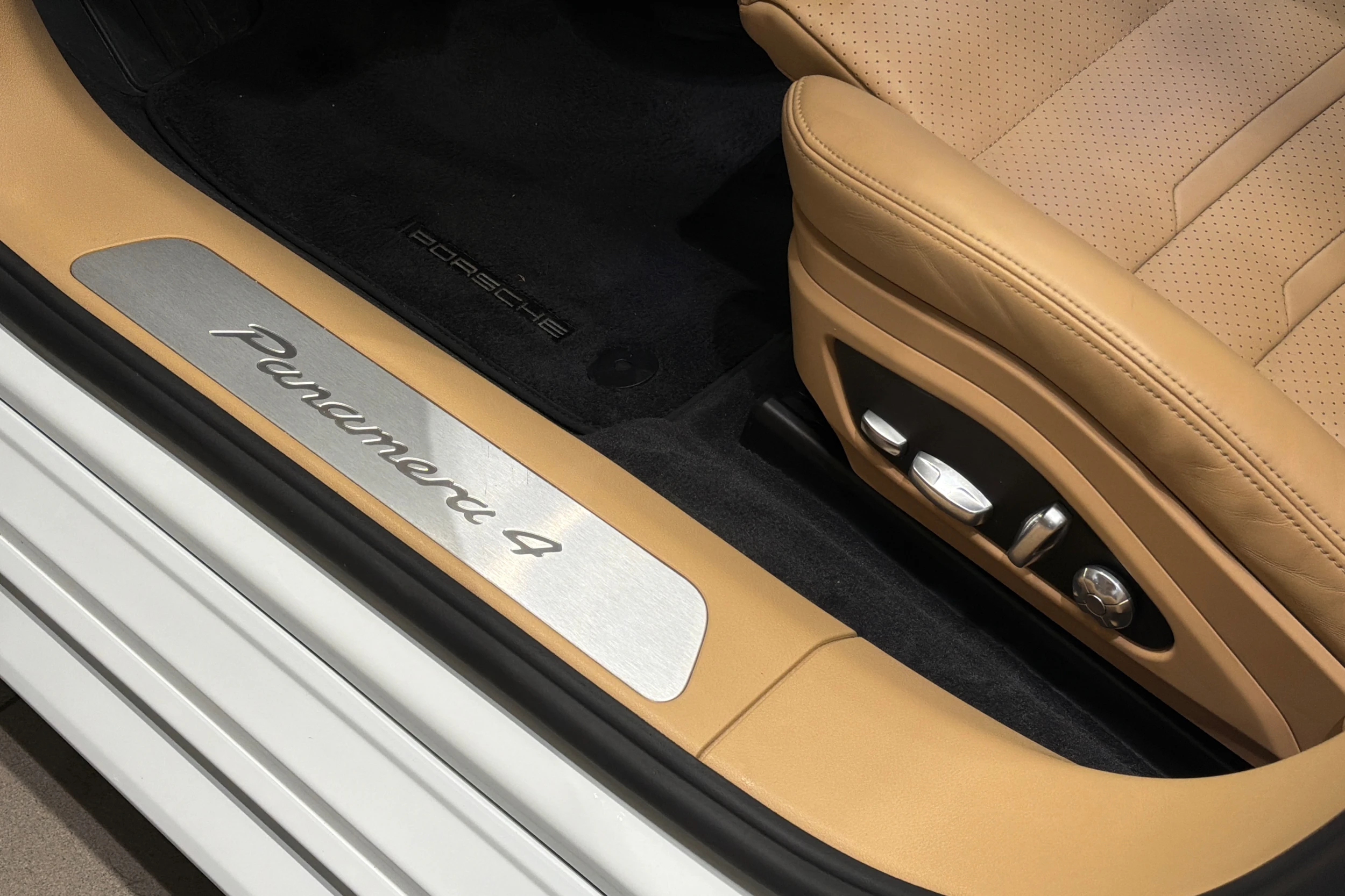 Valkoinen Porsche Panamera 2018 kuva 16.