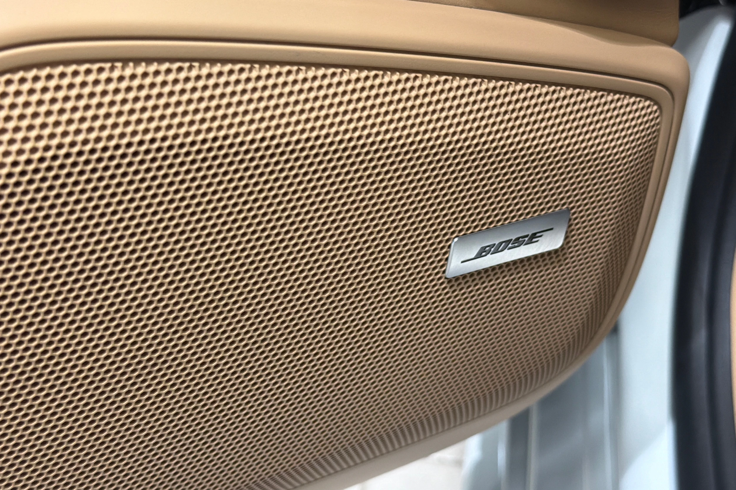 Valkoinen Porsche Panamera 2018 kuva 17.