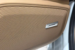 Valkoinen Porsche Panamera 2018 kuva 17.