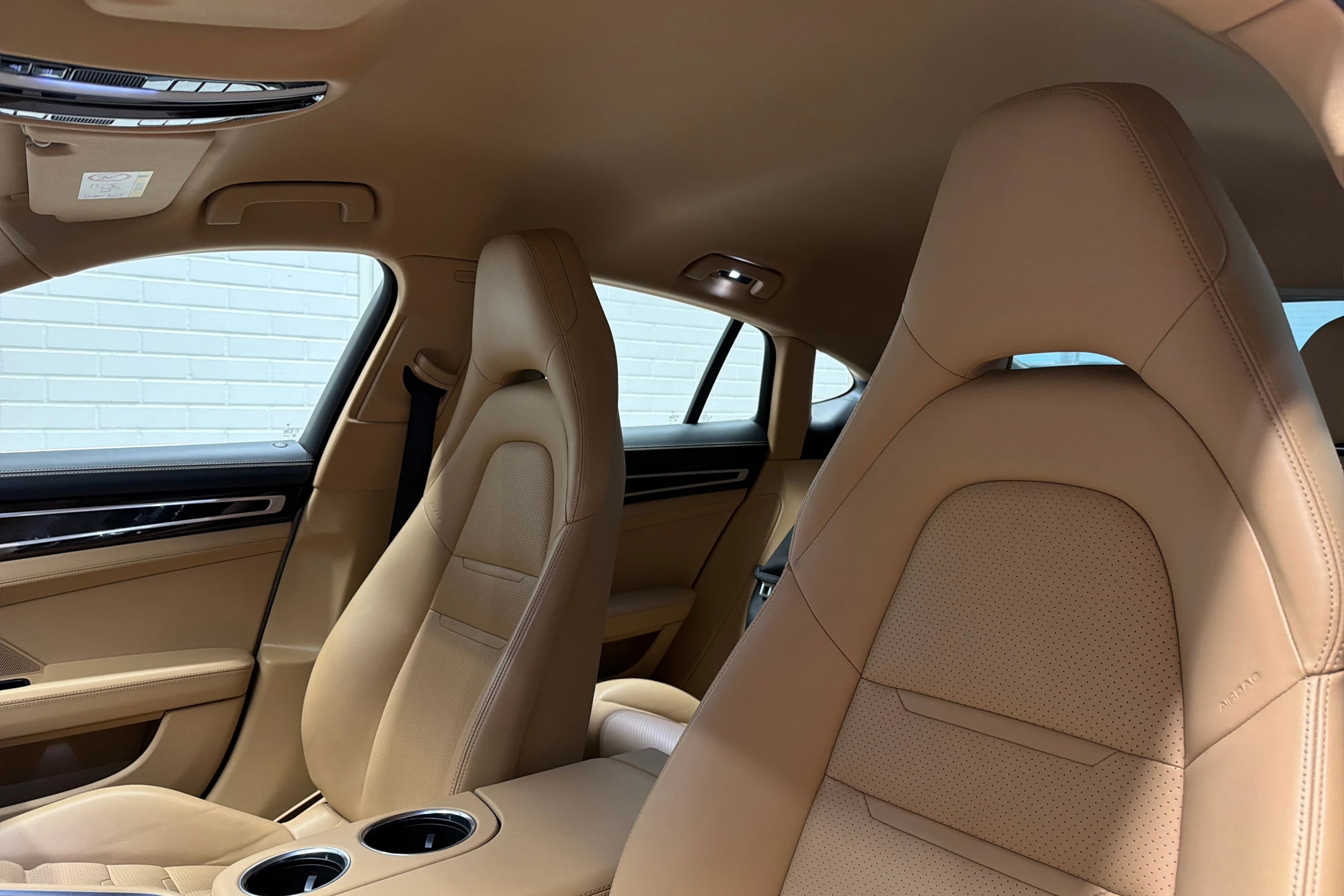 Valkoinen Porsche Panamera 2018 kuva 18.