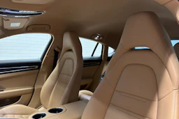Valkoinen Porsche Panamera 2018 kuva 18.