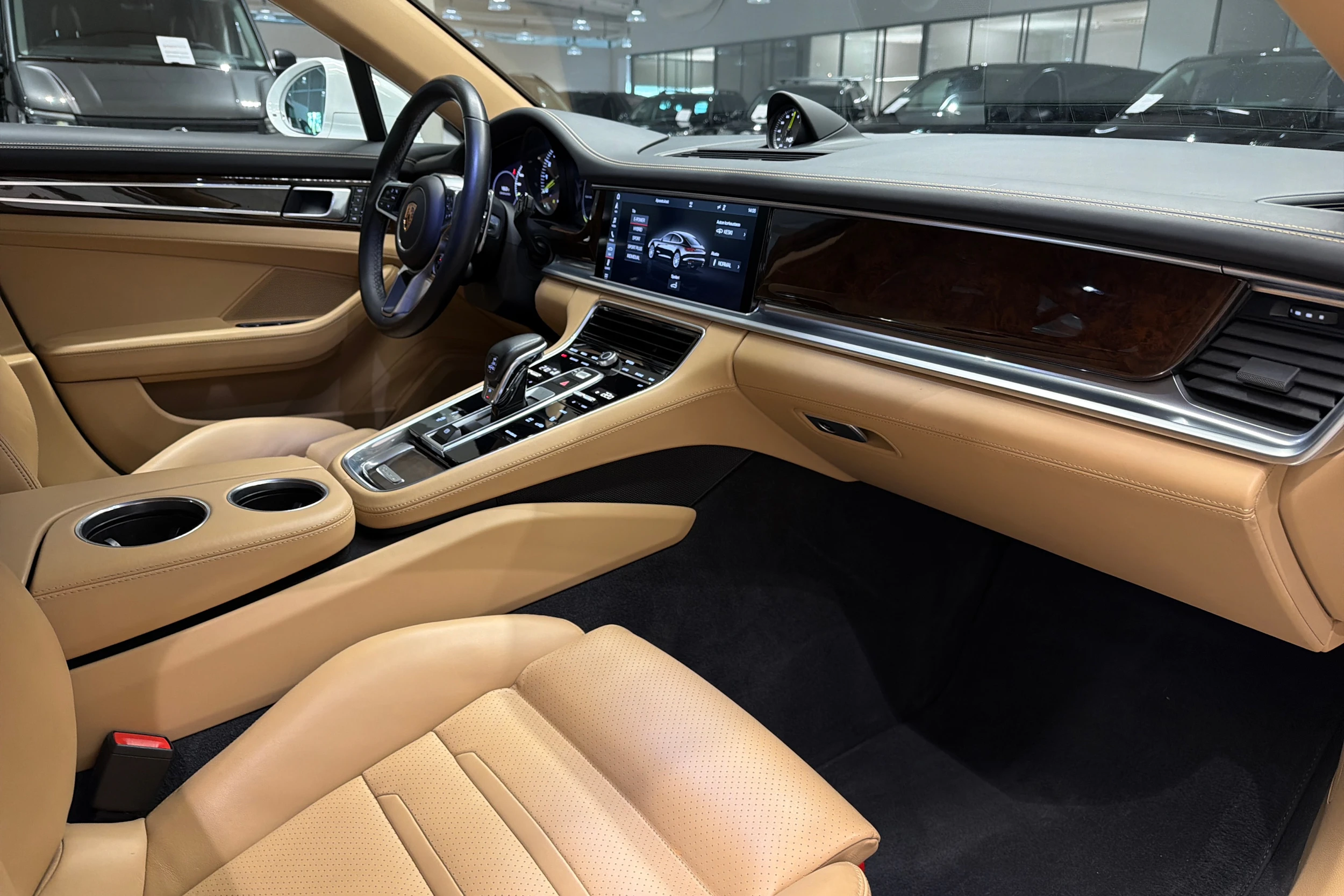 Valkoinen Porsche Panamera 2018 kuva 19.