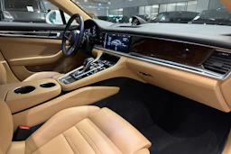 Valkoinen Porsche Panamera 2018 kuva 19.