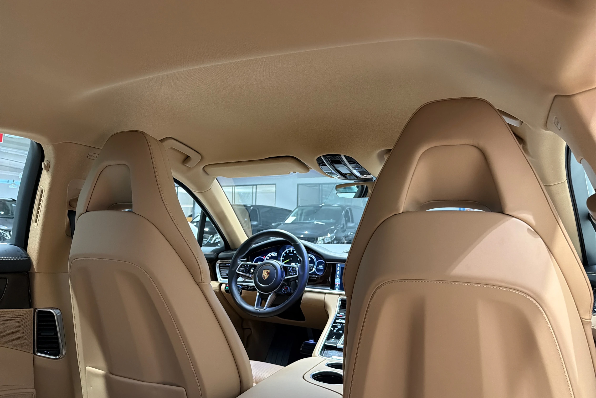 Valkoinen Porsche Panamera 2018 kuva 20.