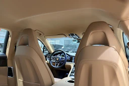 Valkoinen Porsche Panamera 2018 kuva 20.