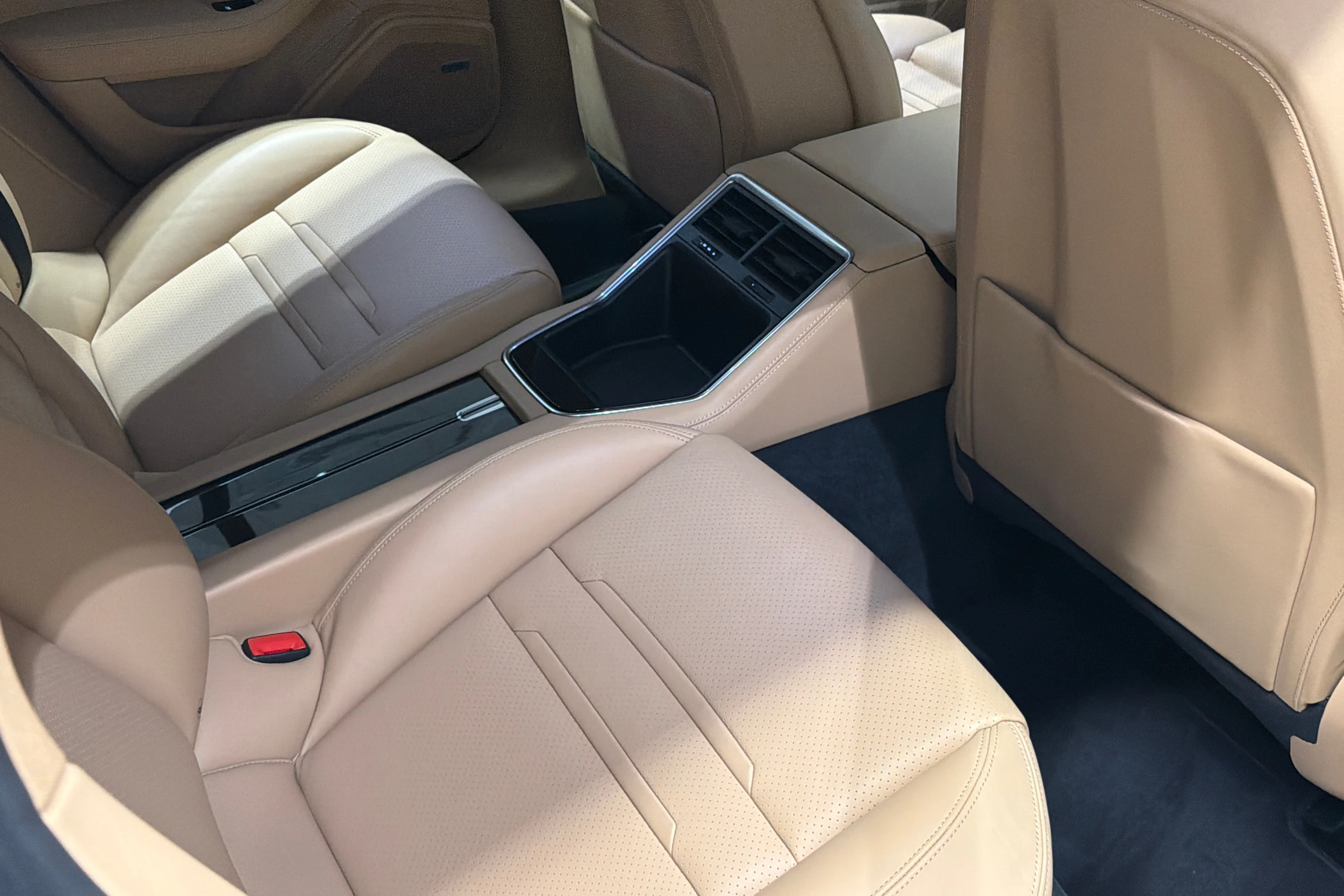 Valkoinen Porsche Panamera 2018 kuva 21.