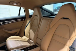 Valkoinen Porsche Panamera 2018 kuva 22.