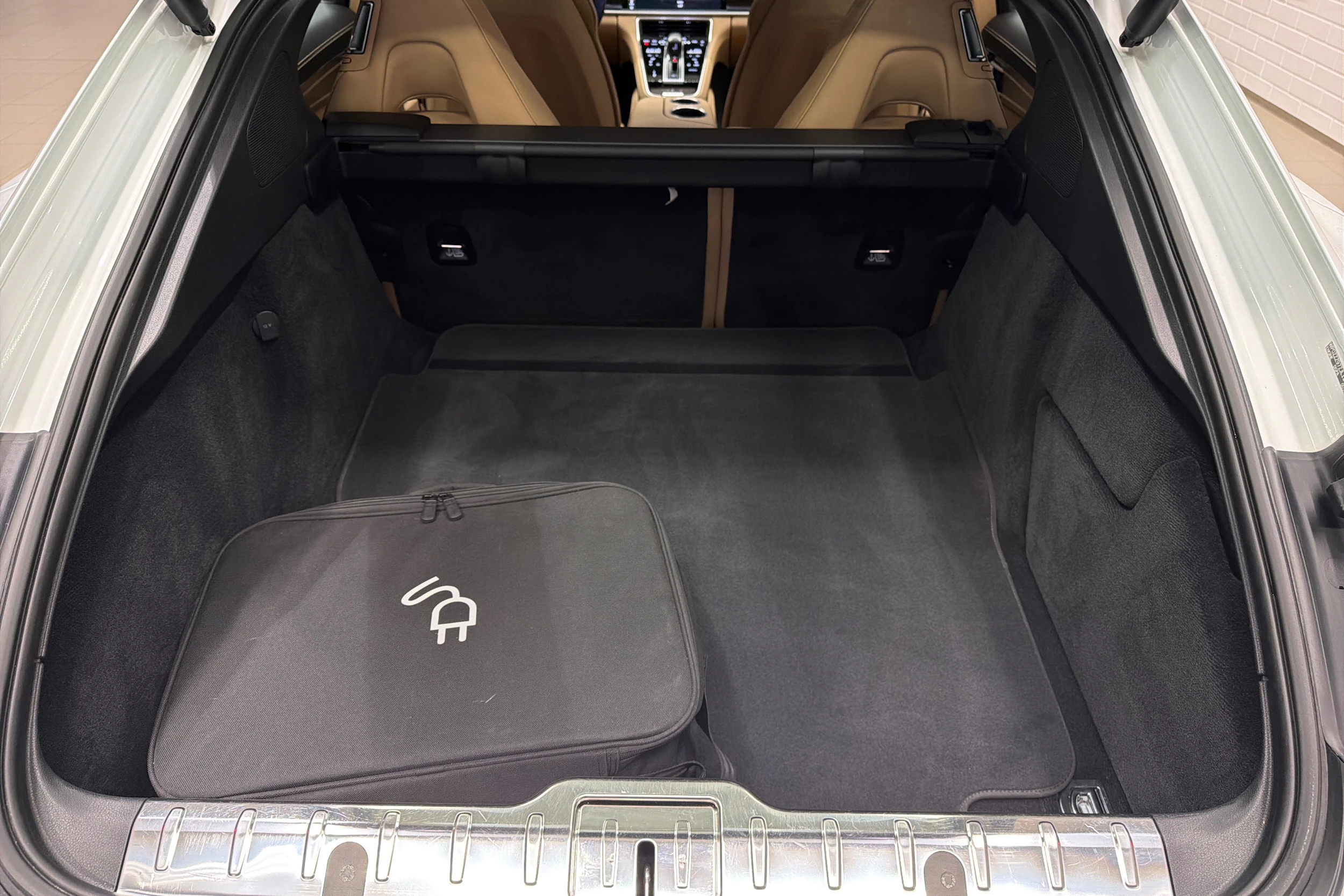 Valkoinen Porsche Panamera 2018 kuva 23.