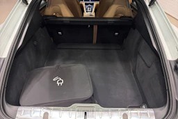 Valkoinen Porsche Panamera 2018 kuva 23.