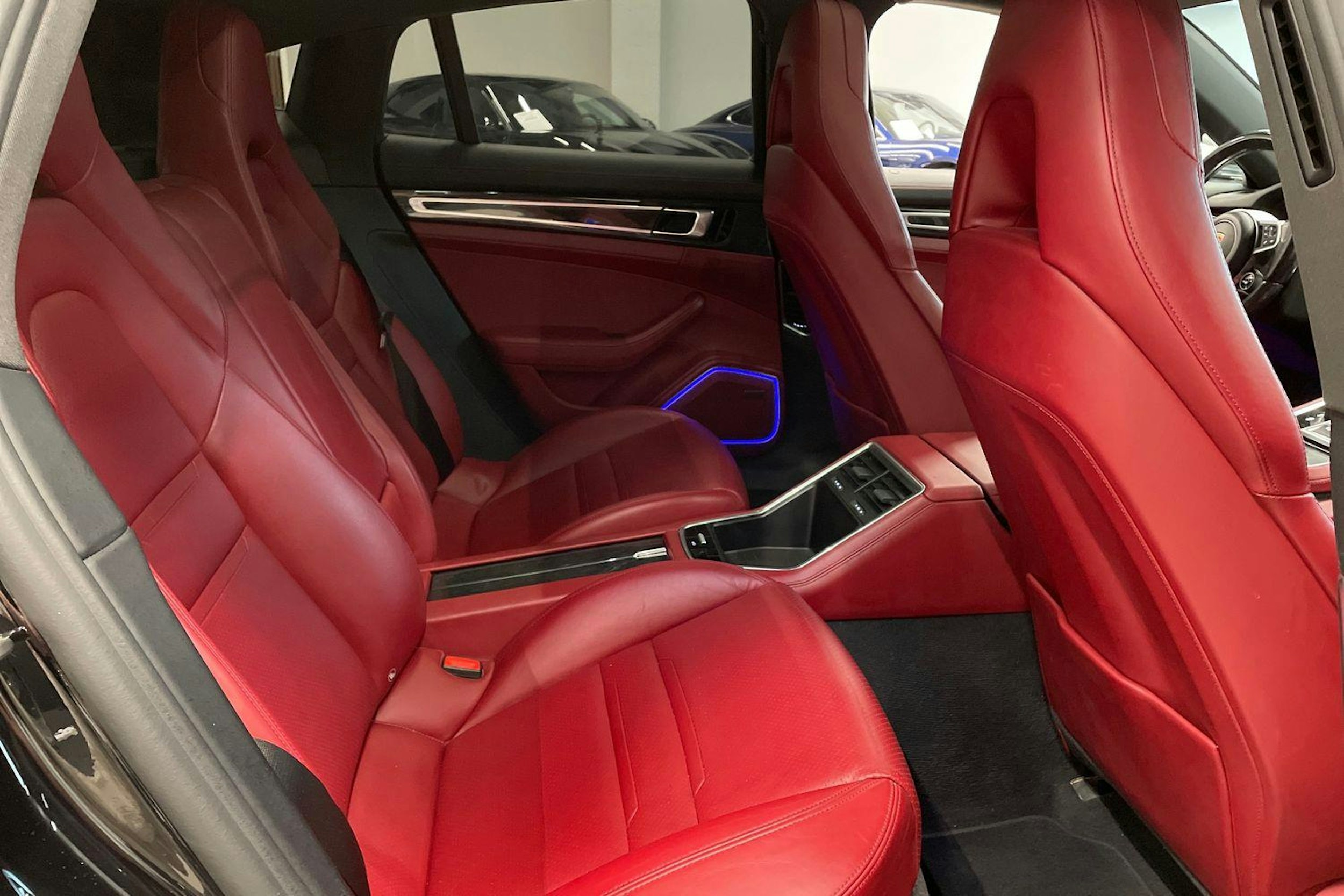 musta Porsche Panamera 2018 kuva 23.