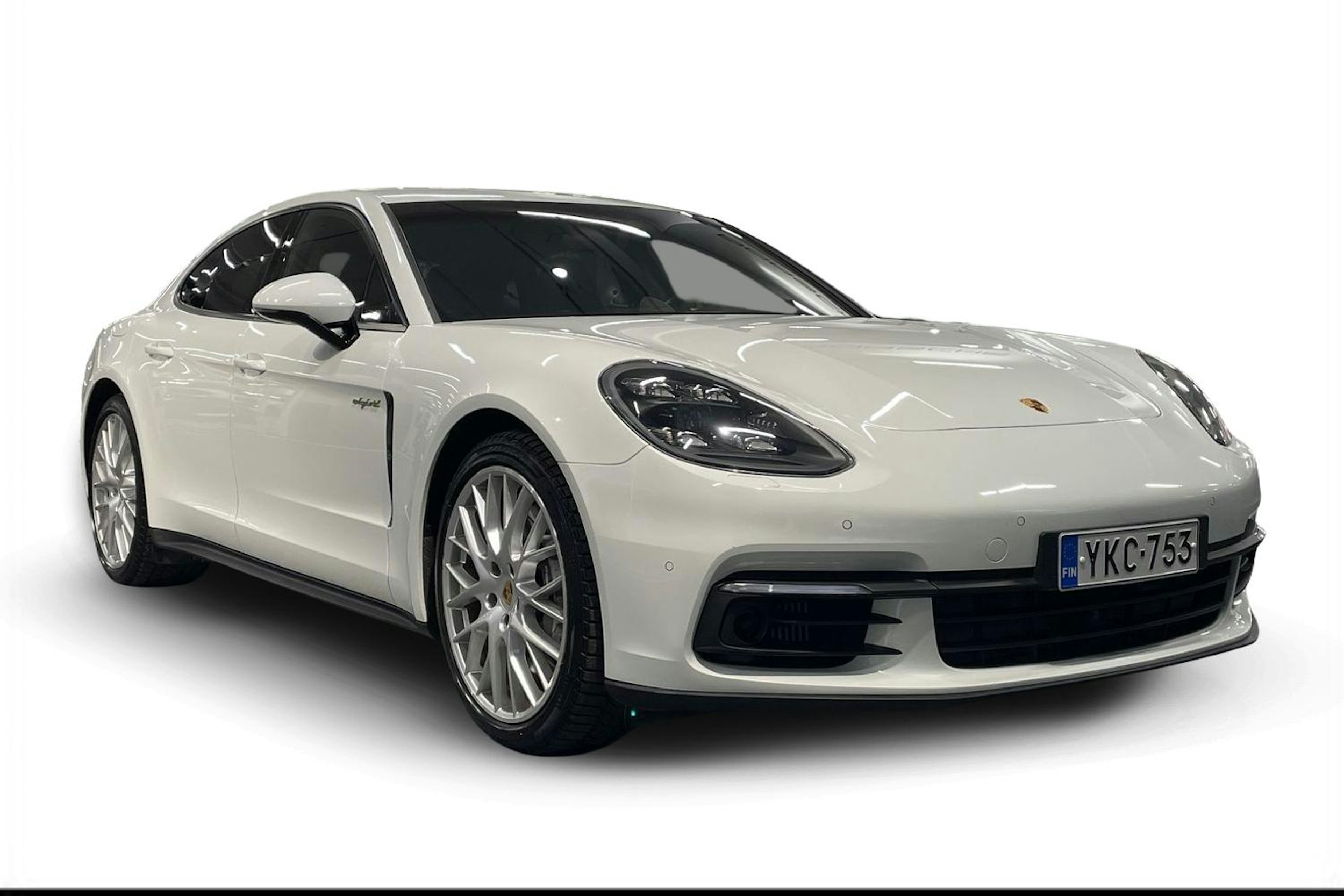 Valkoinen Porsche Panamera 2018 kuva 1.