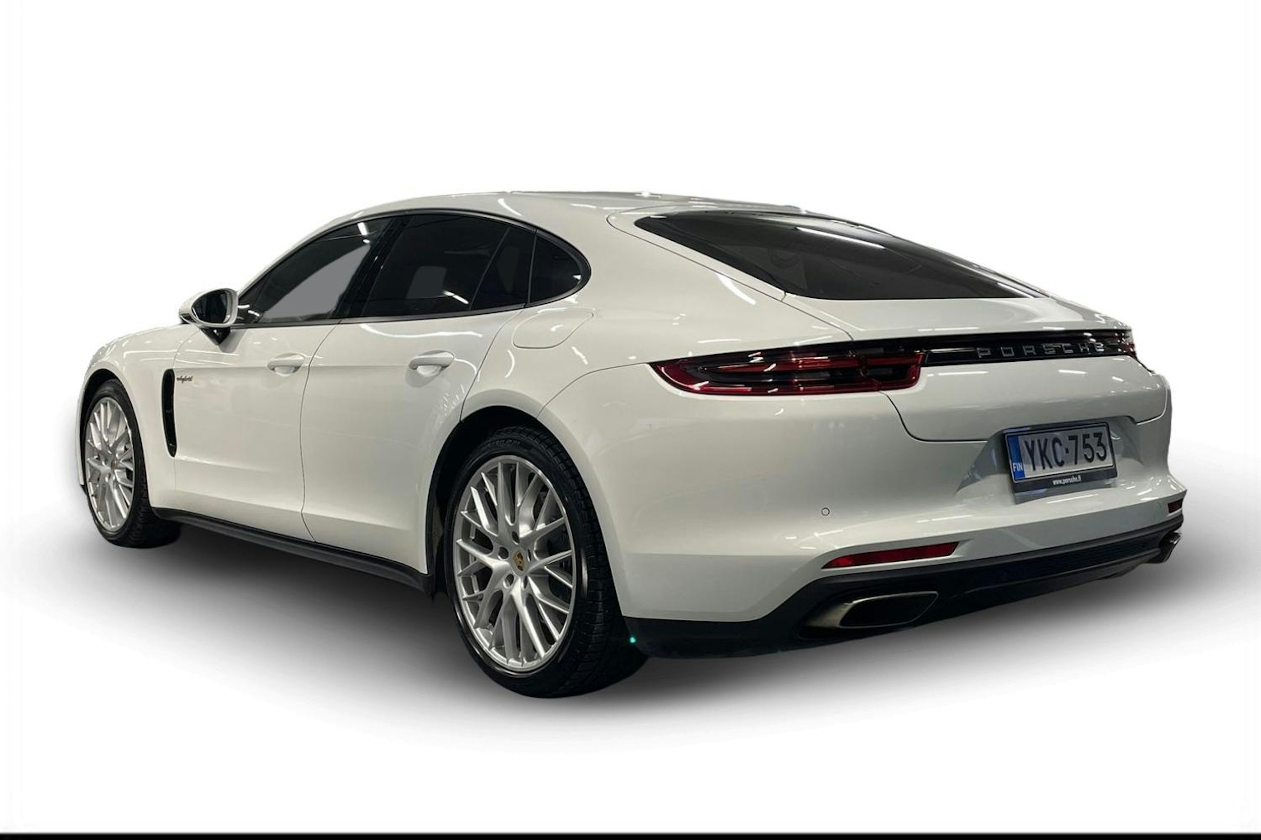 Valkoinen Porsche Panamera 2018 kuva 2.