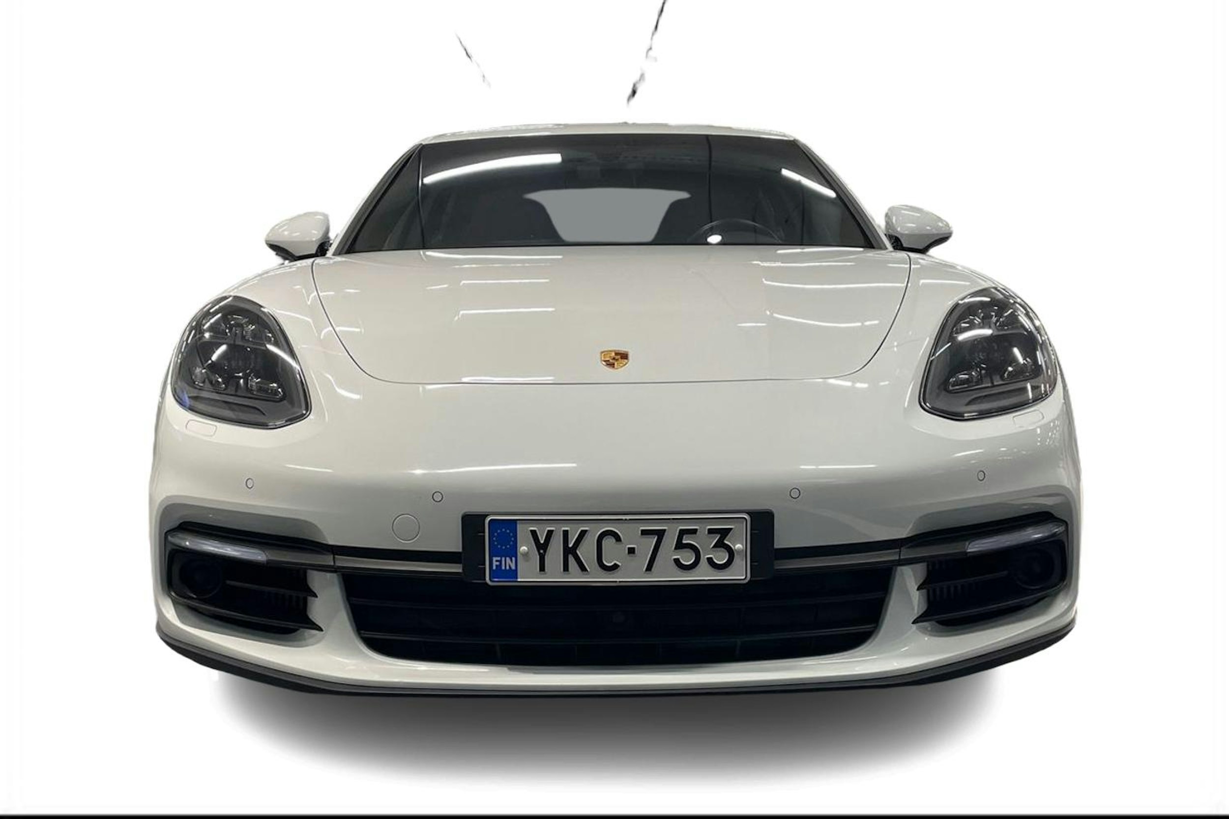 Valkoinen Porsche Panamera 2018 kuva 4.