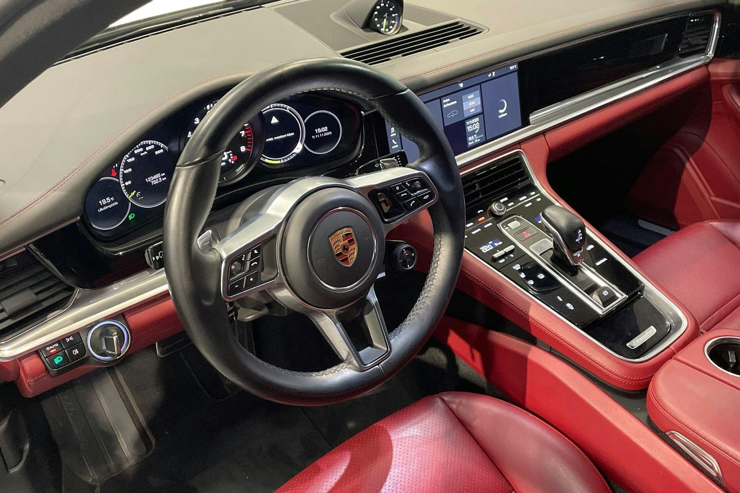 Valkoinen Porsche Panamera 2018 kuva 6.