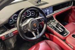 Valkoinen Porsche Panamera 2018 kuva 6.