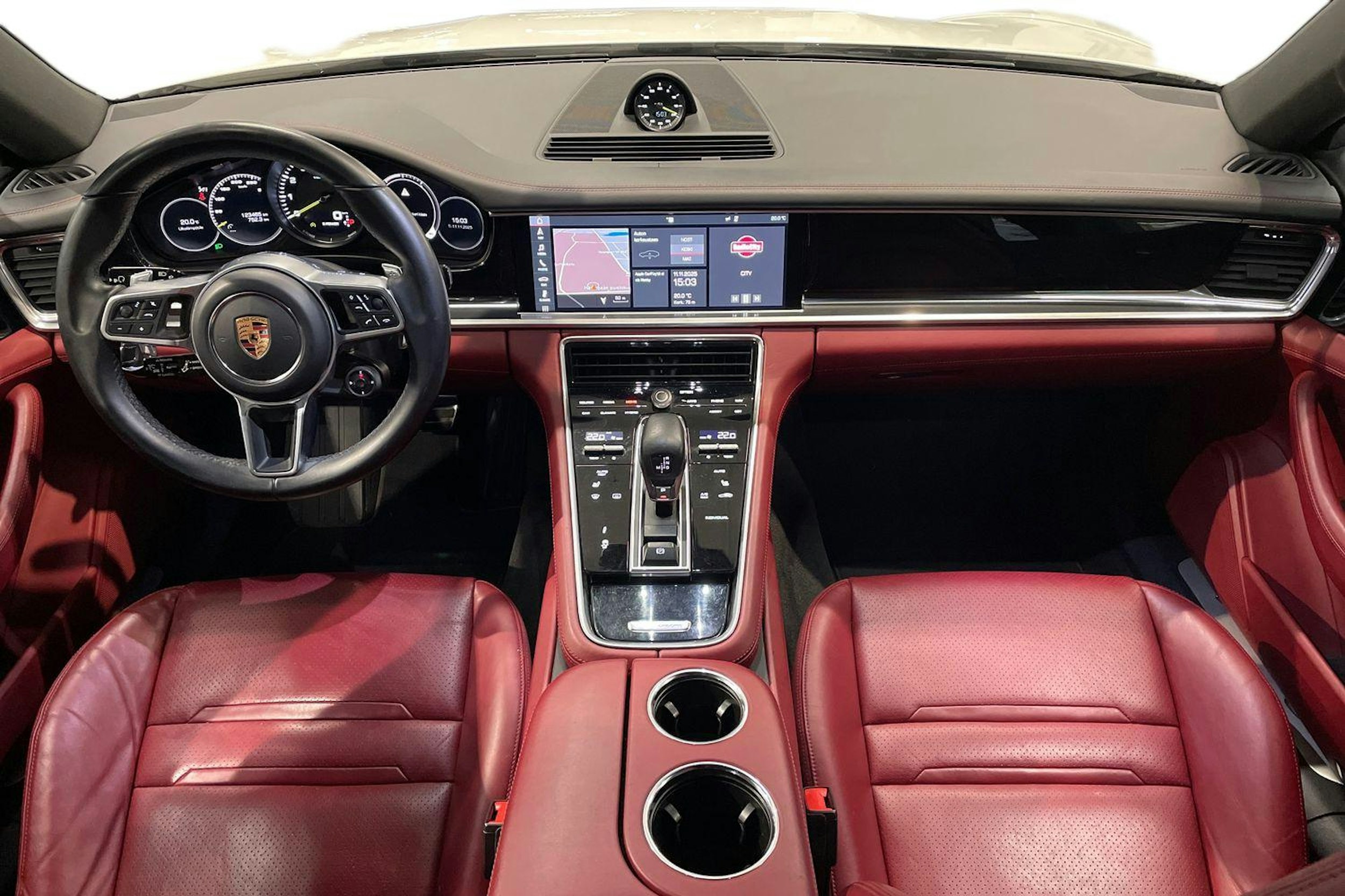 Valkoinen Porsche Panamera 2018 kuva 7.