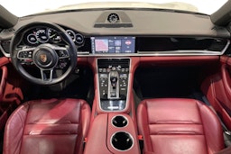 Valkoinen Porsche Panamera 2018 kuva 7.