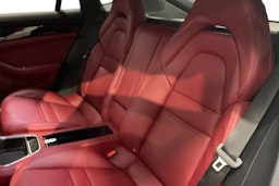 Valkoinen Porsche Panamera 2018 kuva 8.