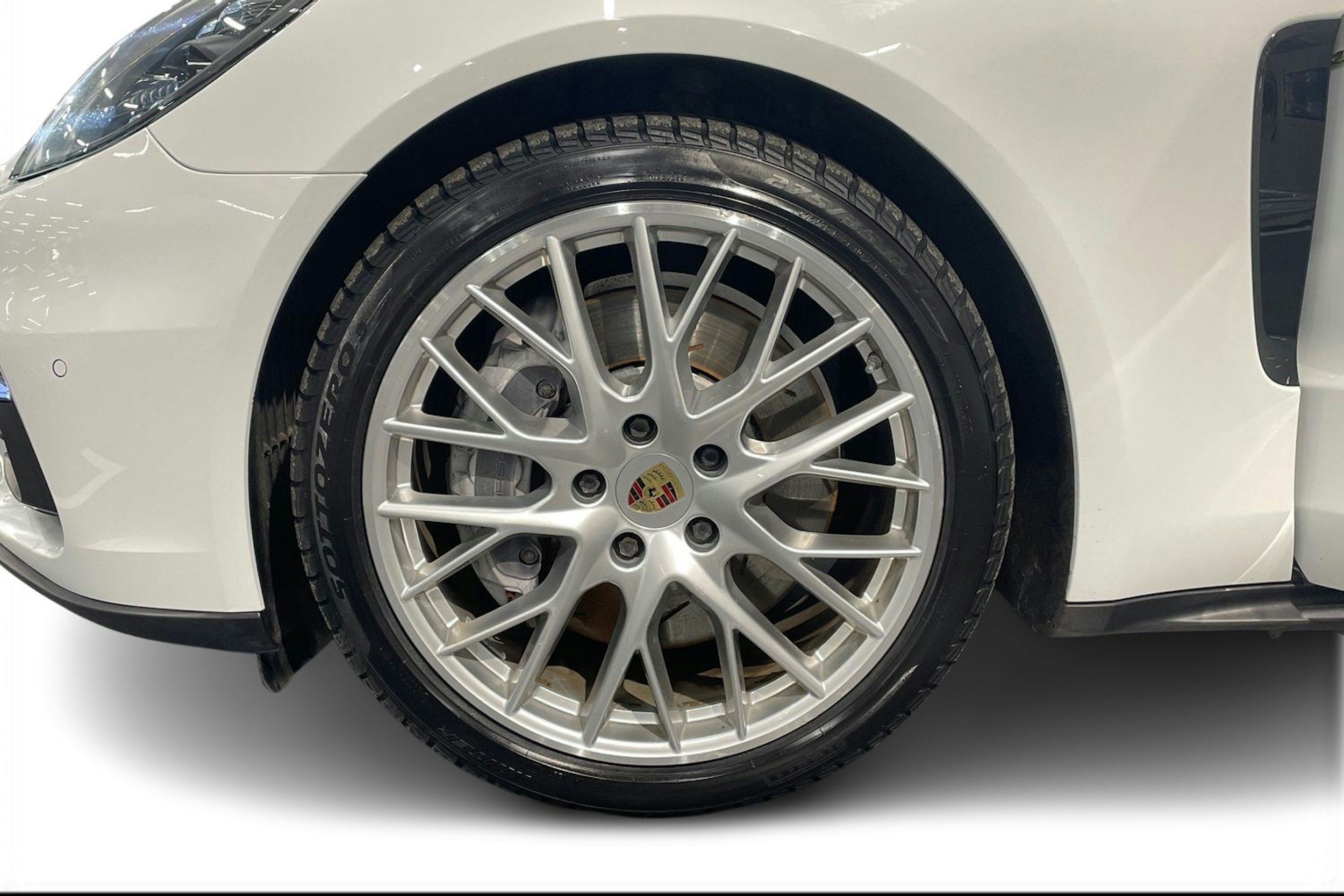 Valkoinen Porsche Panamera 2018 kuva 9.