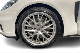 Valkoinen Porsche Panamera 2018 kuva 9.