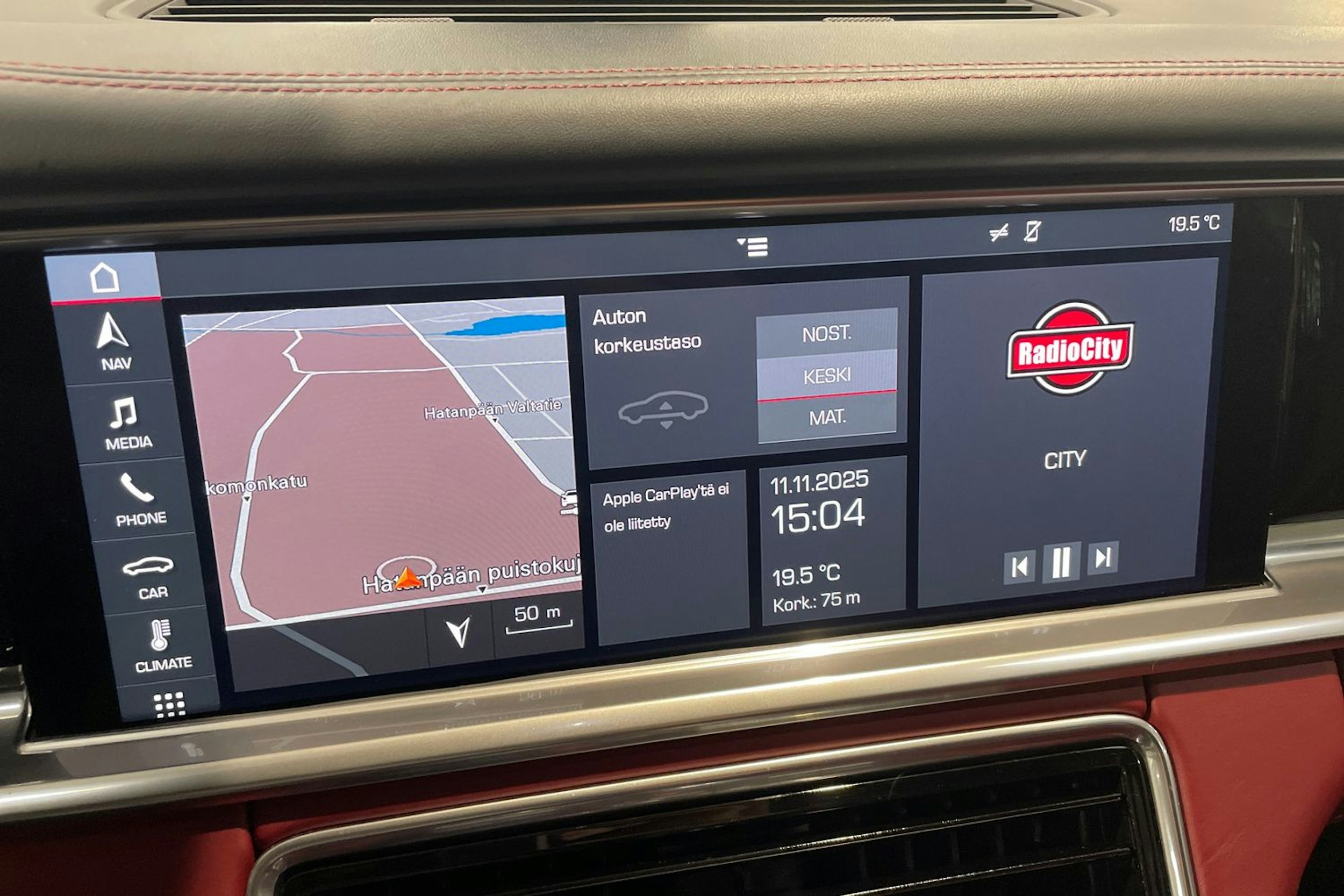 Valkoinen Porsche Panamera 2018 kuva 11.