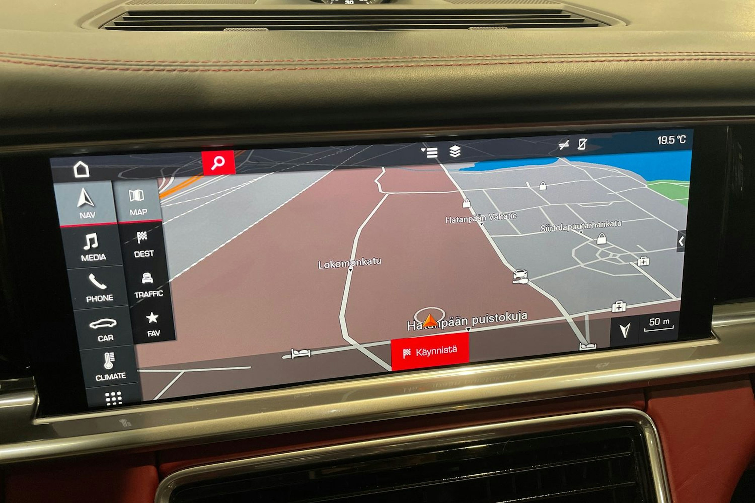 Valkoinen Porsche Panamera 2018 kuva 12.