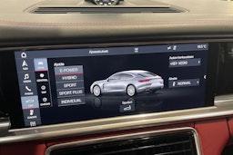 Valkoinen Porsche Panamera 2018 kuva 13.