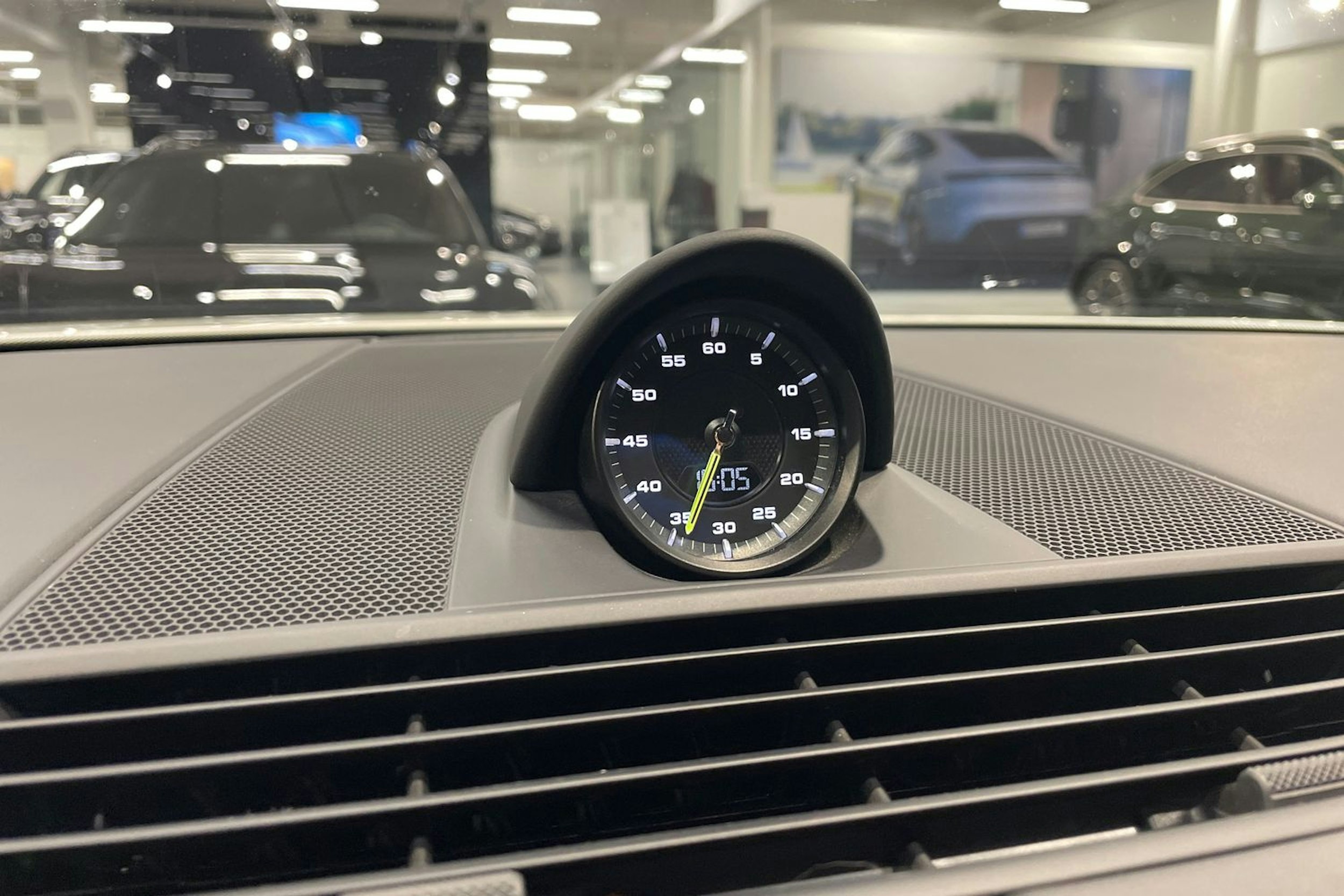 Valkoinen Porsche Panamera 2018 kuva 15.