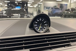 Valkoinen Porsche Panamera 2018 kuva 15.