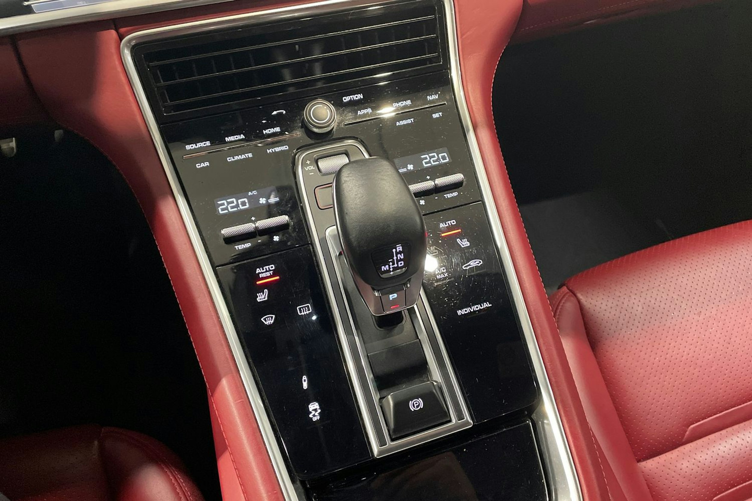 Valkoinen Porsche Panamera 2018 kuva 16.