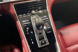 Valkoinen Porsche Panamera 2018 kuva 16.