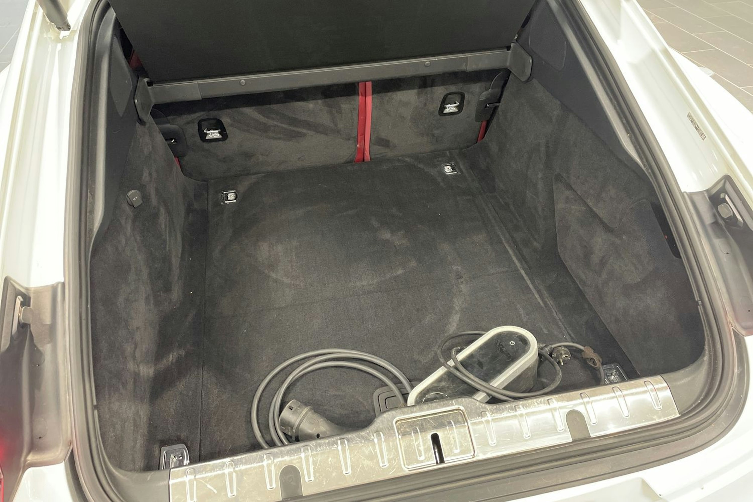 Valkoinen Porsche Panamera 2018 kuva 18.