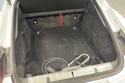 Valkoinen Porsche Panamera 2018 kuva 18.