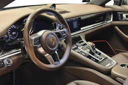 met. Harmaa Porsche Panamera 2018 kuva 6.