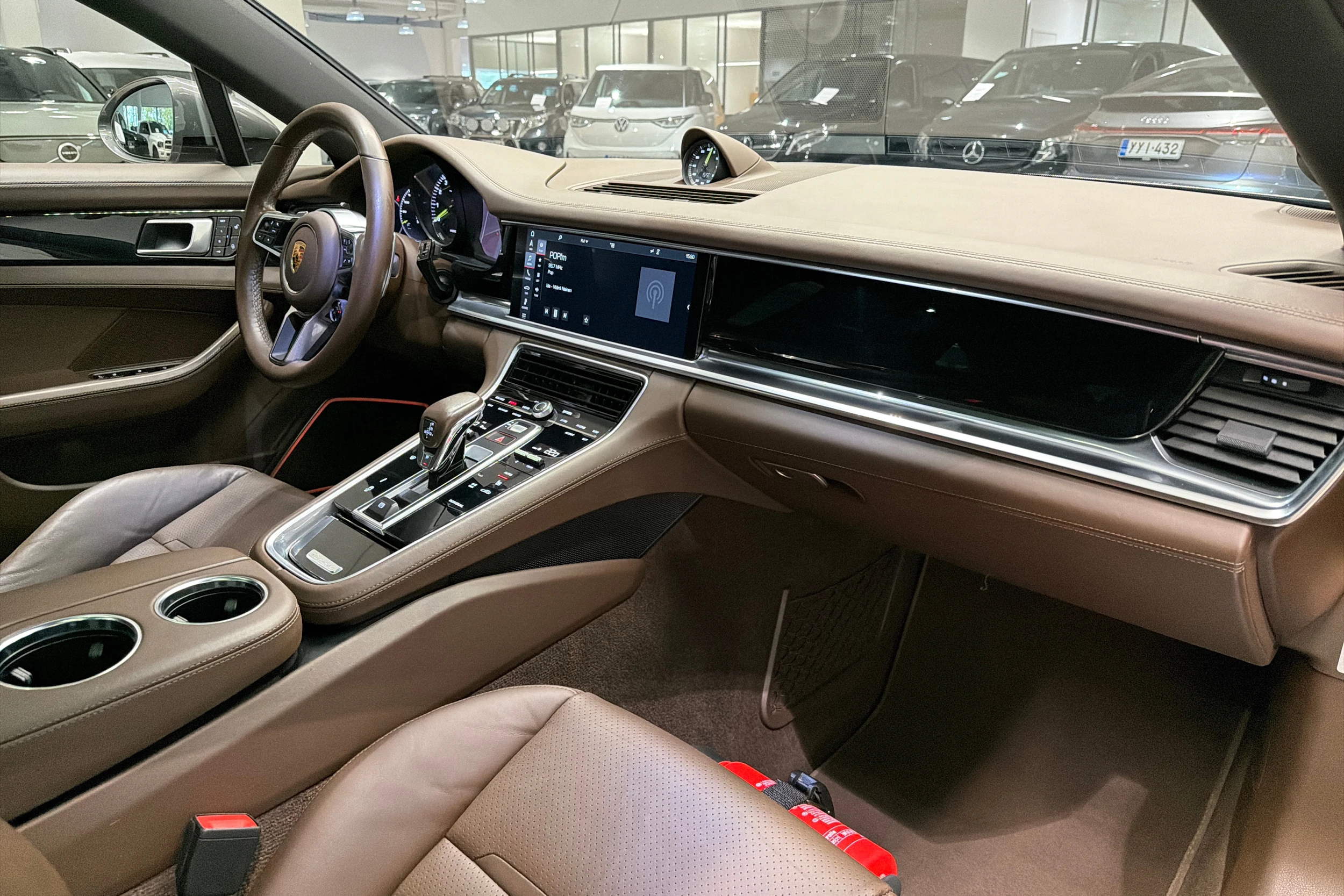 met. Harmaa Porsche Panamera 2018 kuva 19.