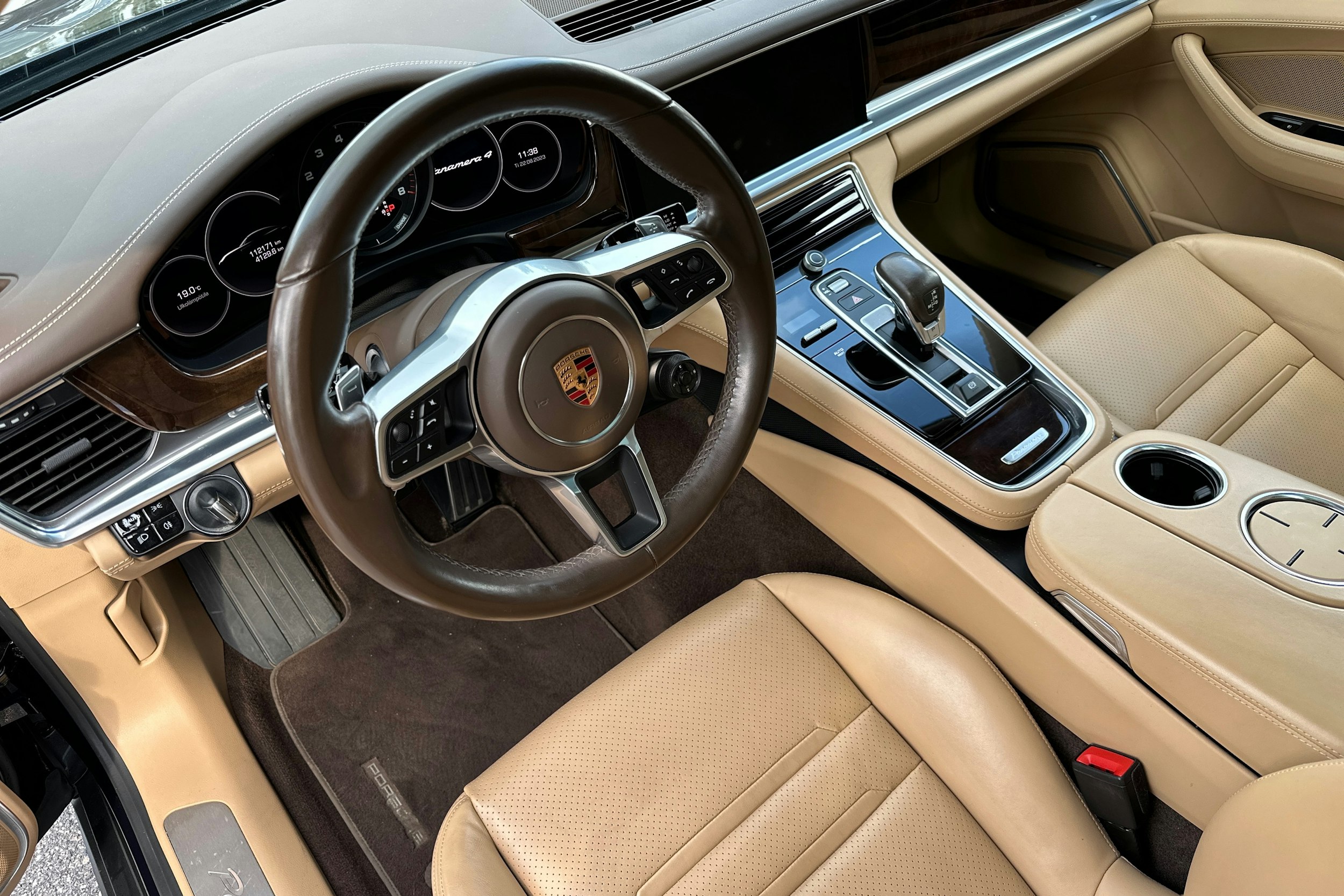 Sininen Porsche Panamera 2018 kuva 6.