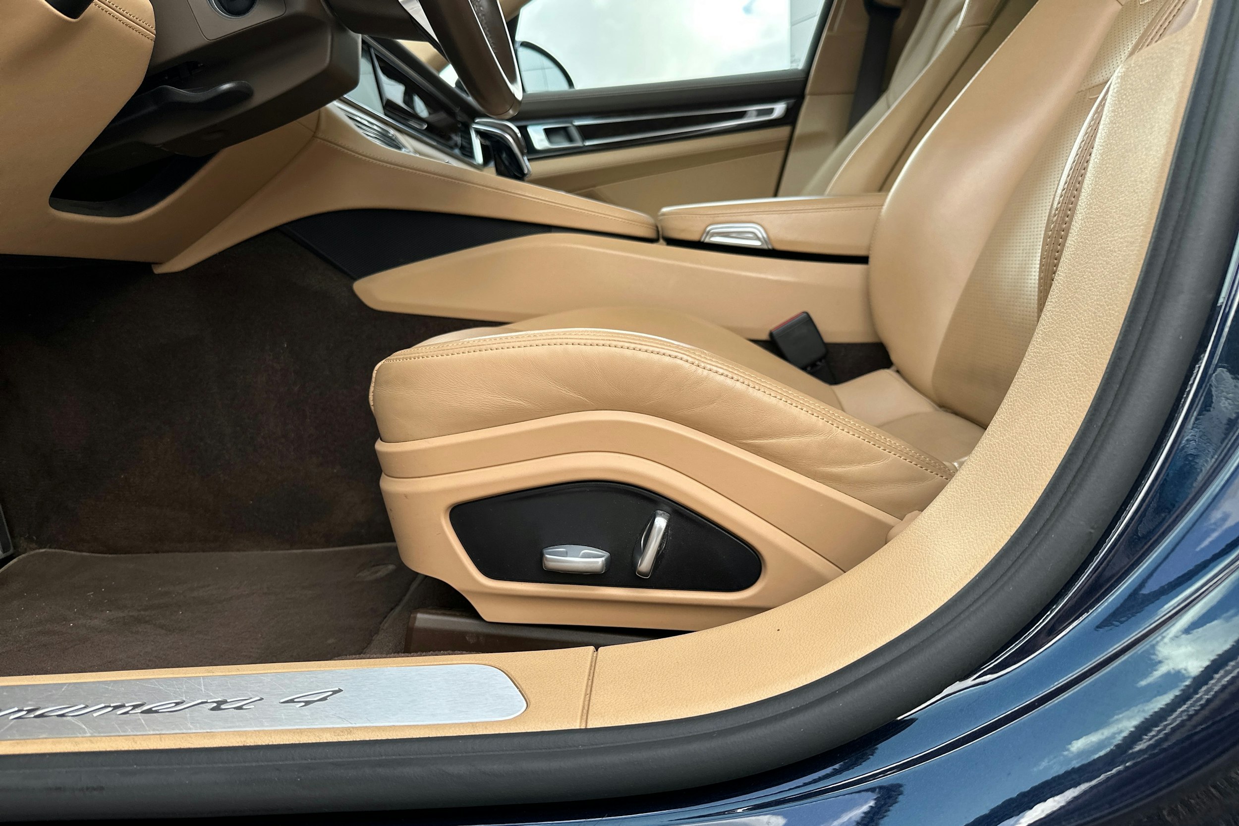Sininen Porsche Panamera 2018 kuva 20.