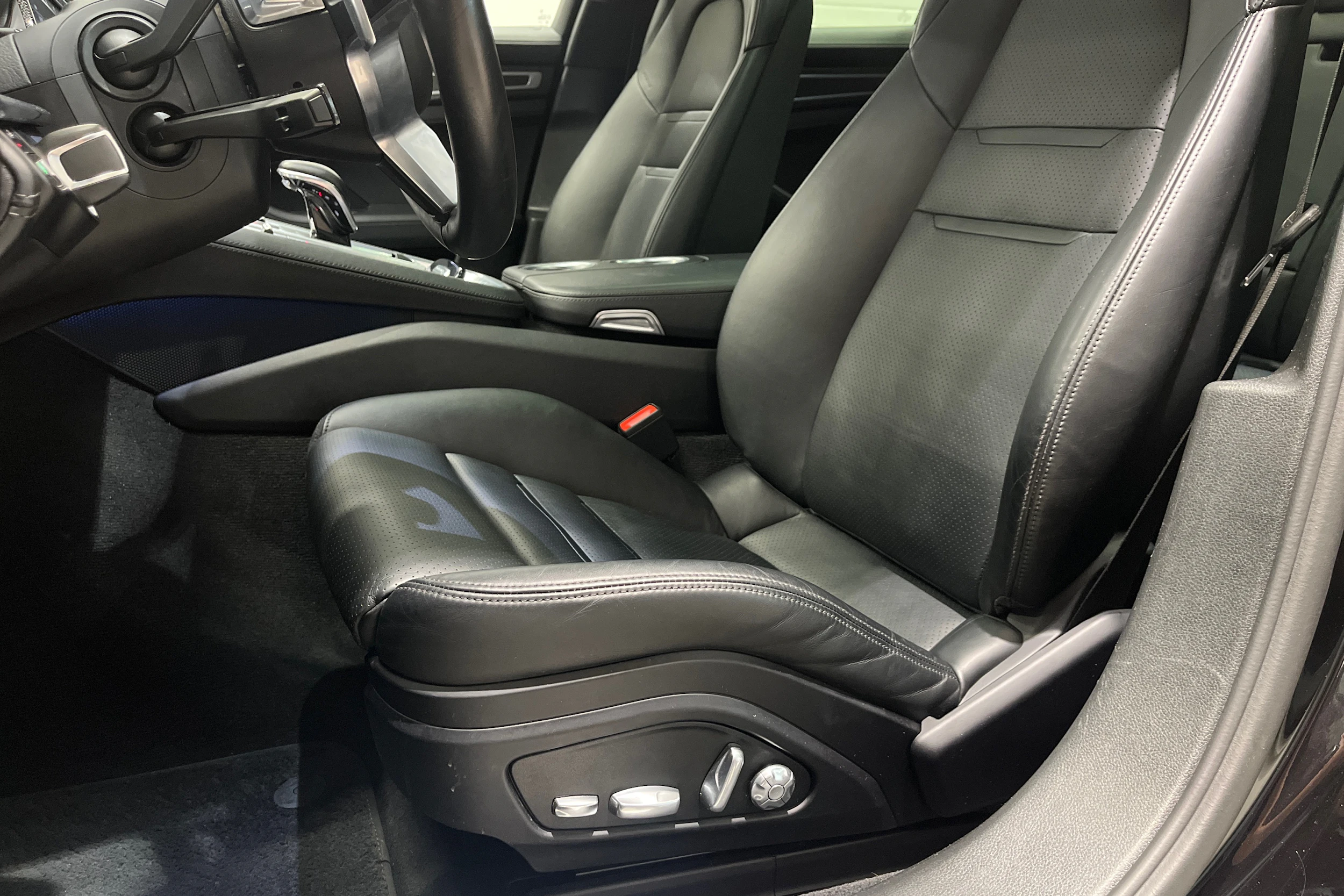 musta Porsche Panamera 2019 kuva 16.