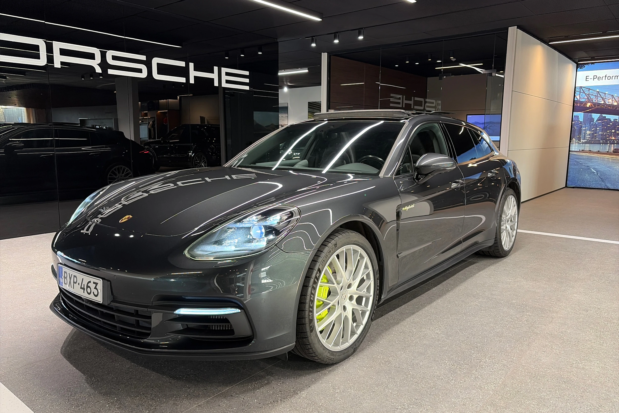 harmaa Porsche Panamera 2019 kuva 10.