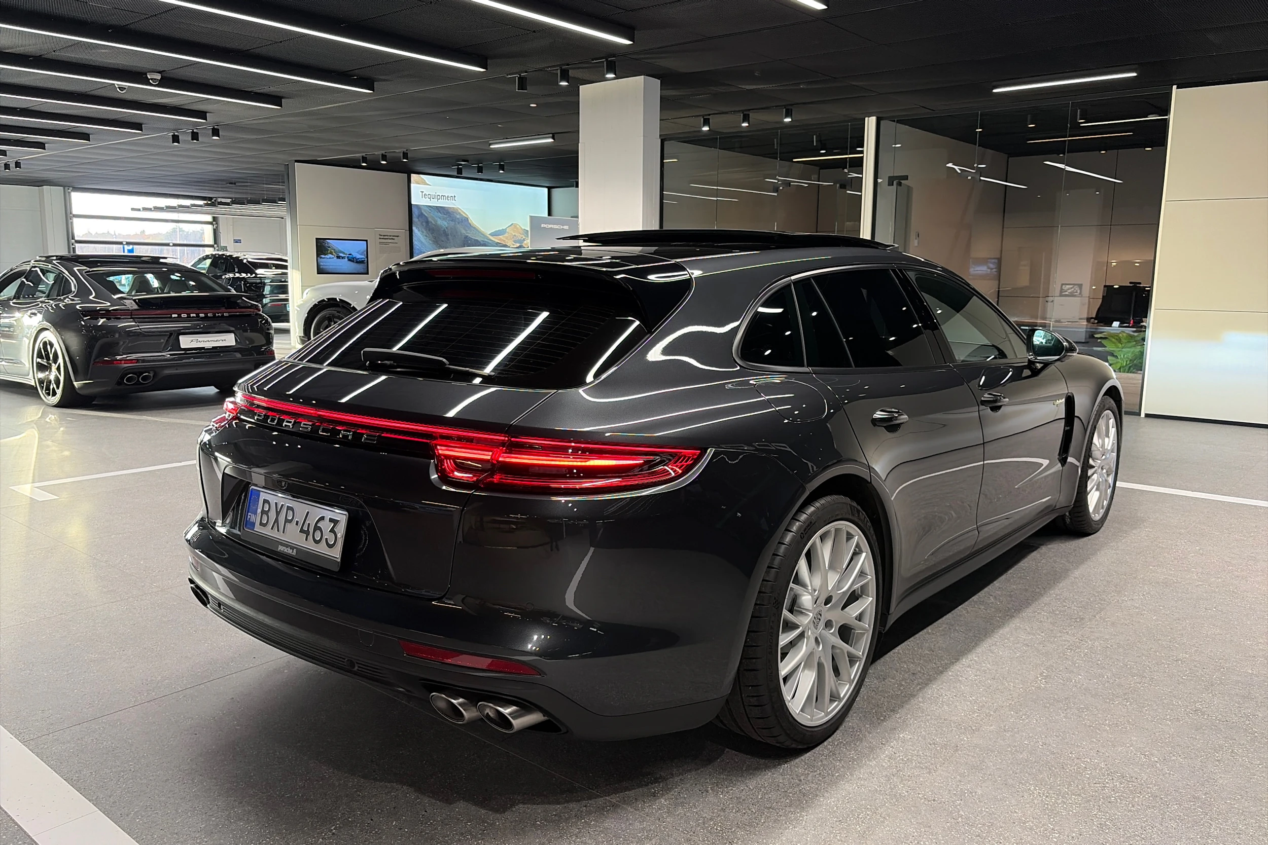 harmaa Porsche Panamera 2019 kuva 11.