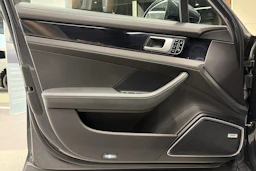 harmaa Porsche Panamera 2019 kuva 12.