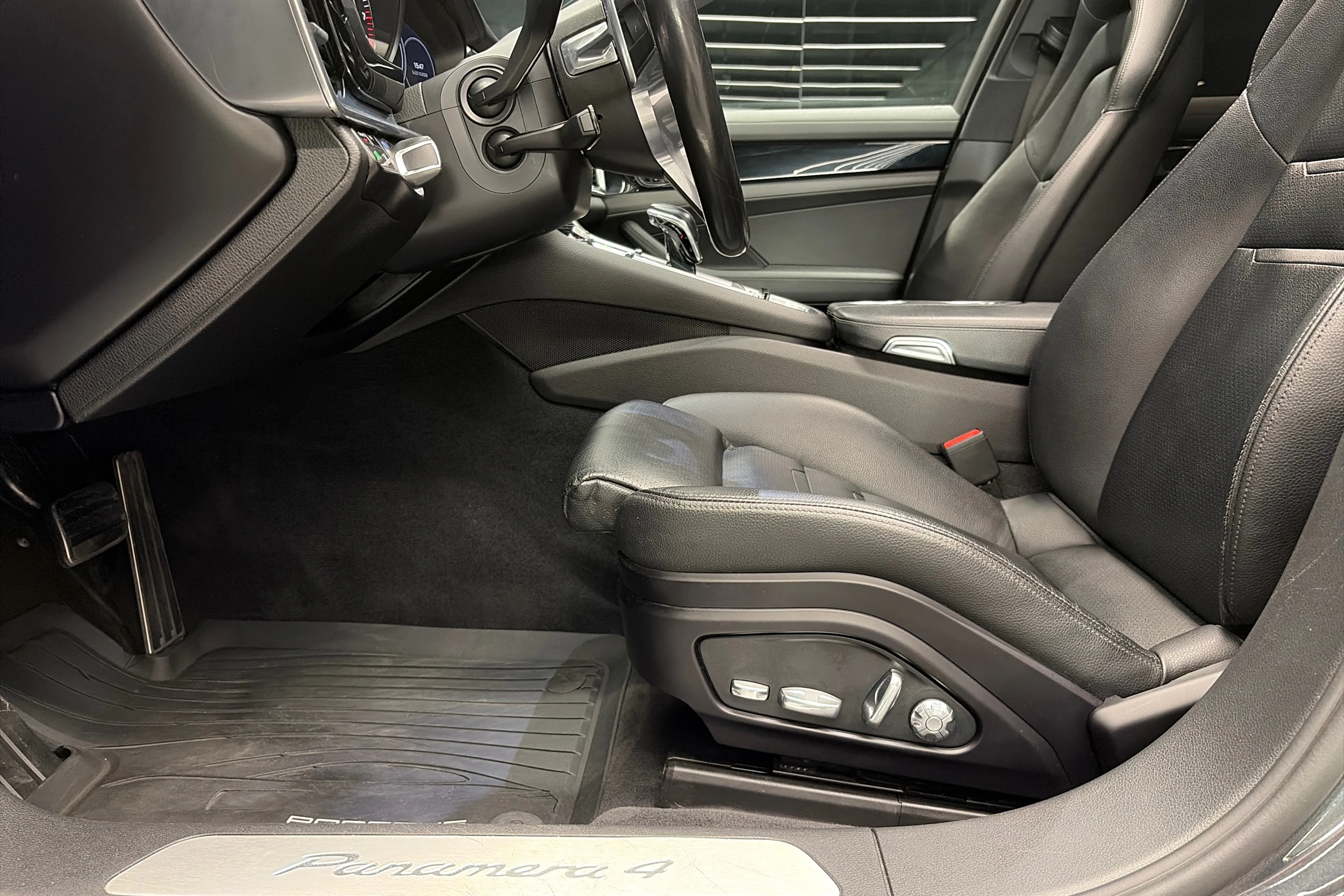 harmaa Porsche Panamera 2019 kuva 13.