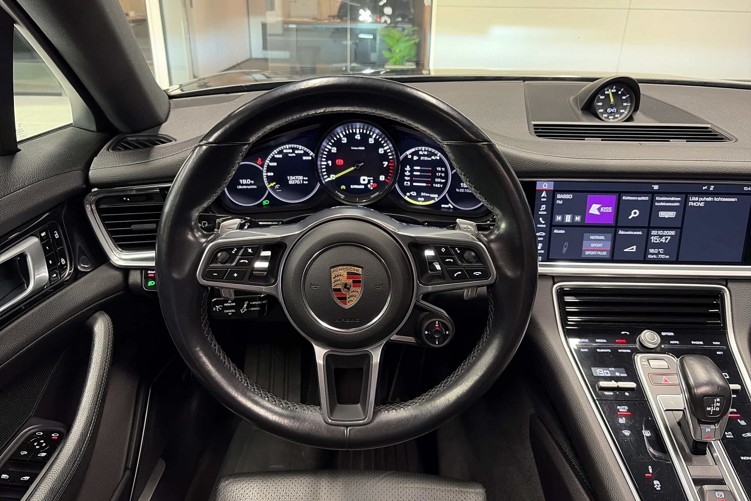 harmaa Porsche Panamera 2019 kuva 15.