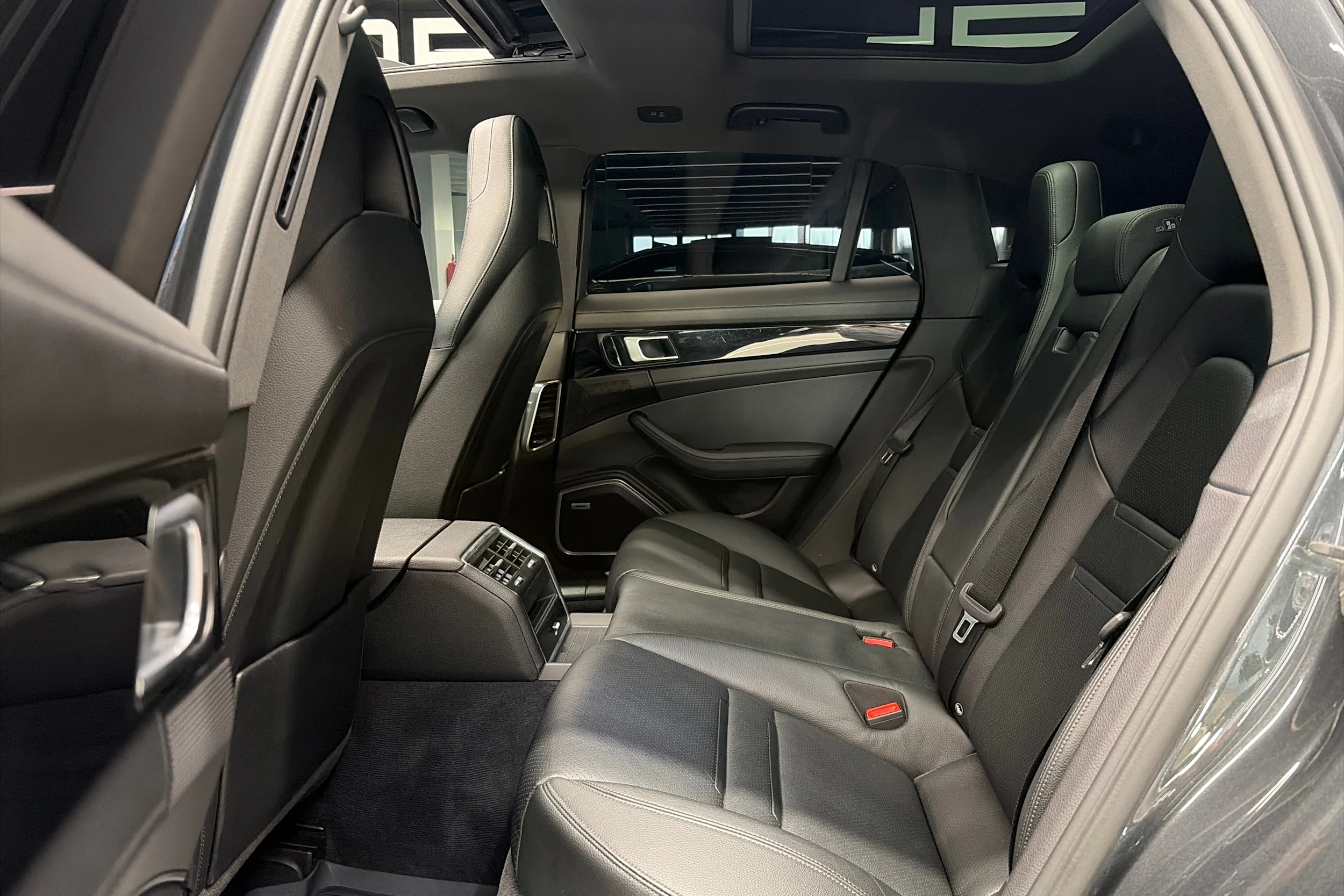 harmaa Porsche Panamera 2019 kuva 24.