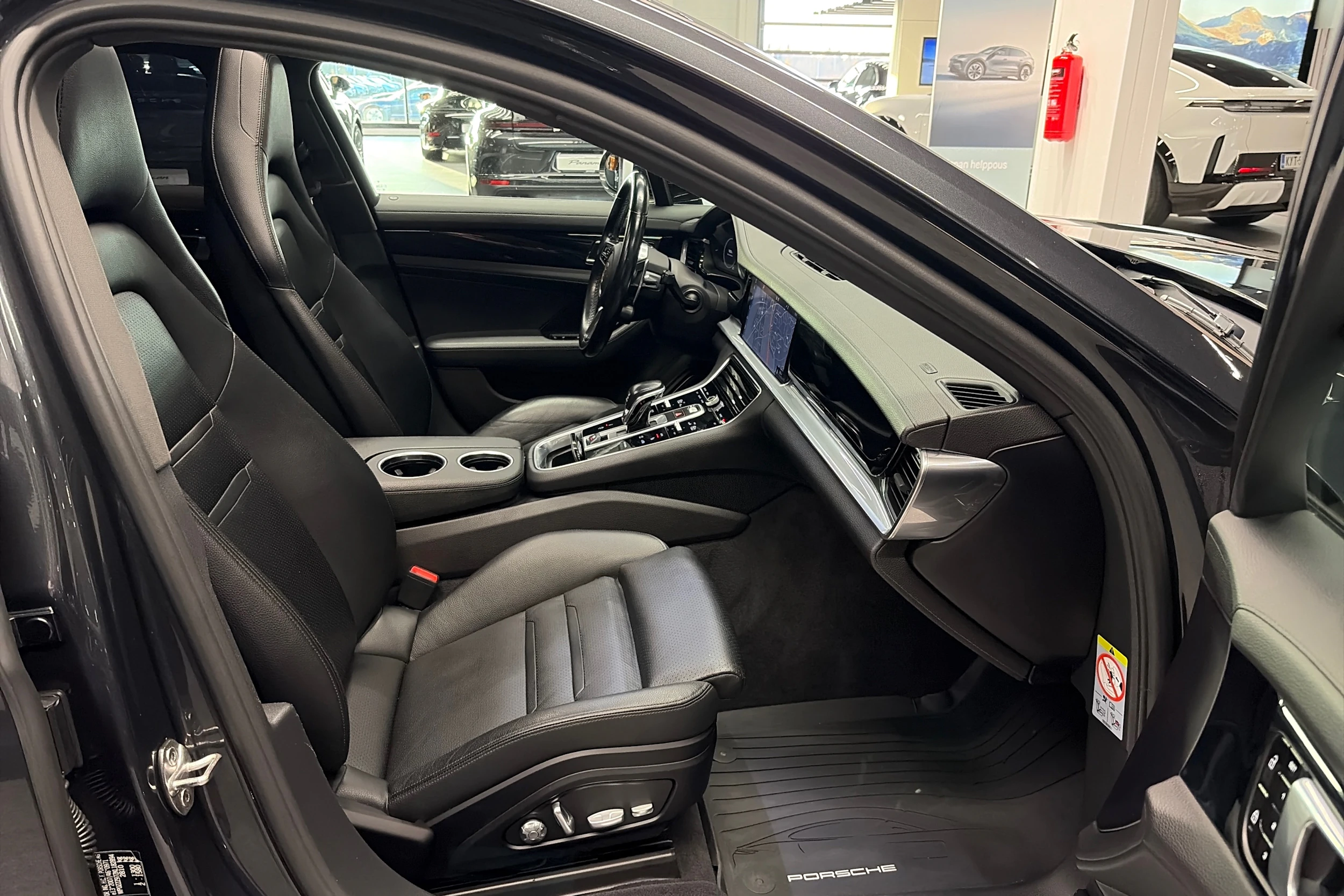 harmaa Porsche Panamera 2019 kuva 25.