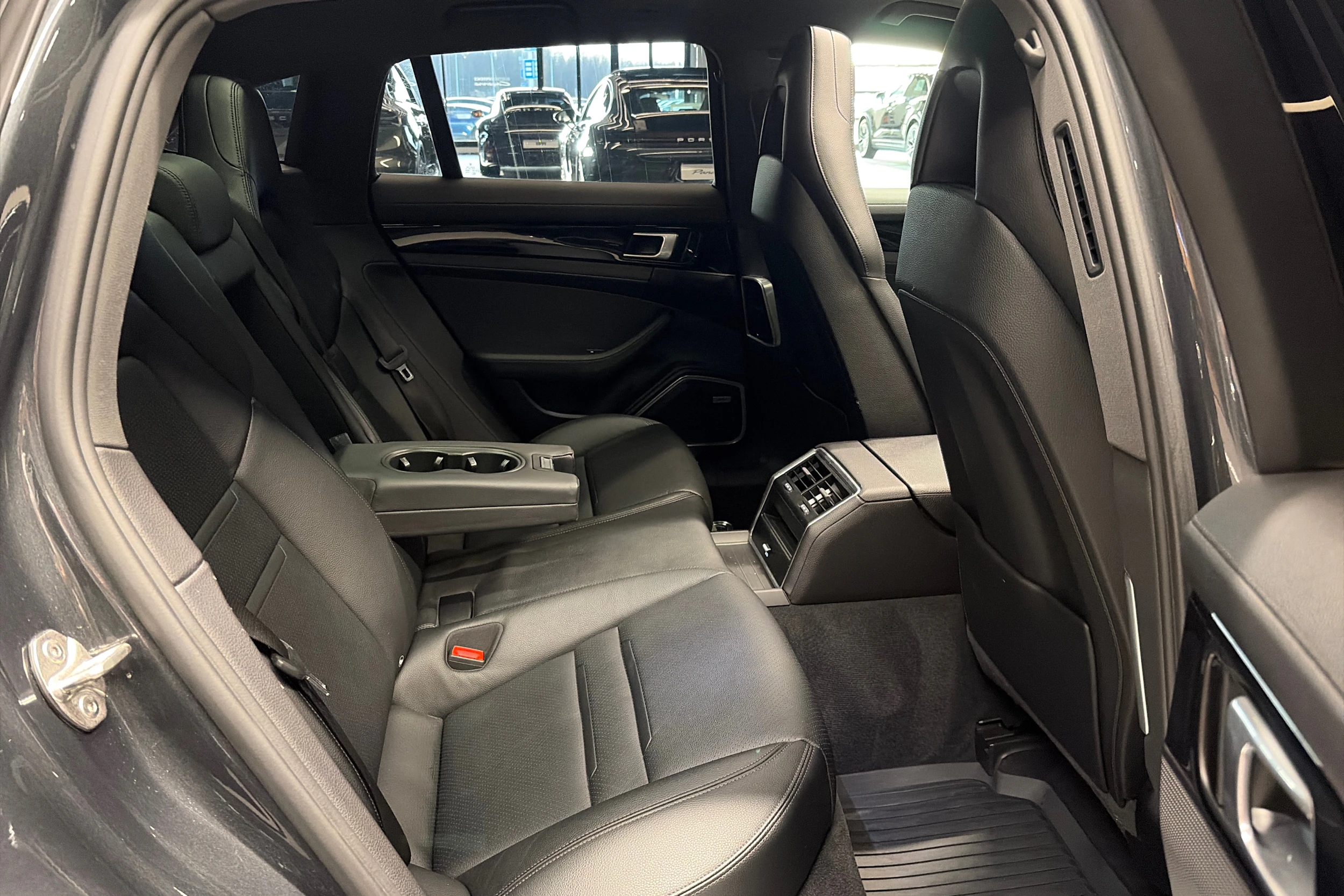 harmaa Porsche Panamera 2019 kuva 26.