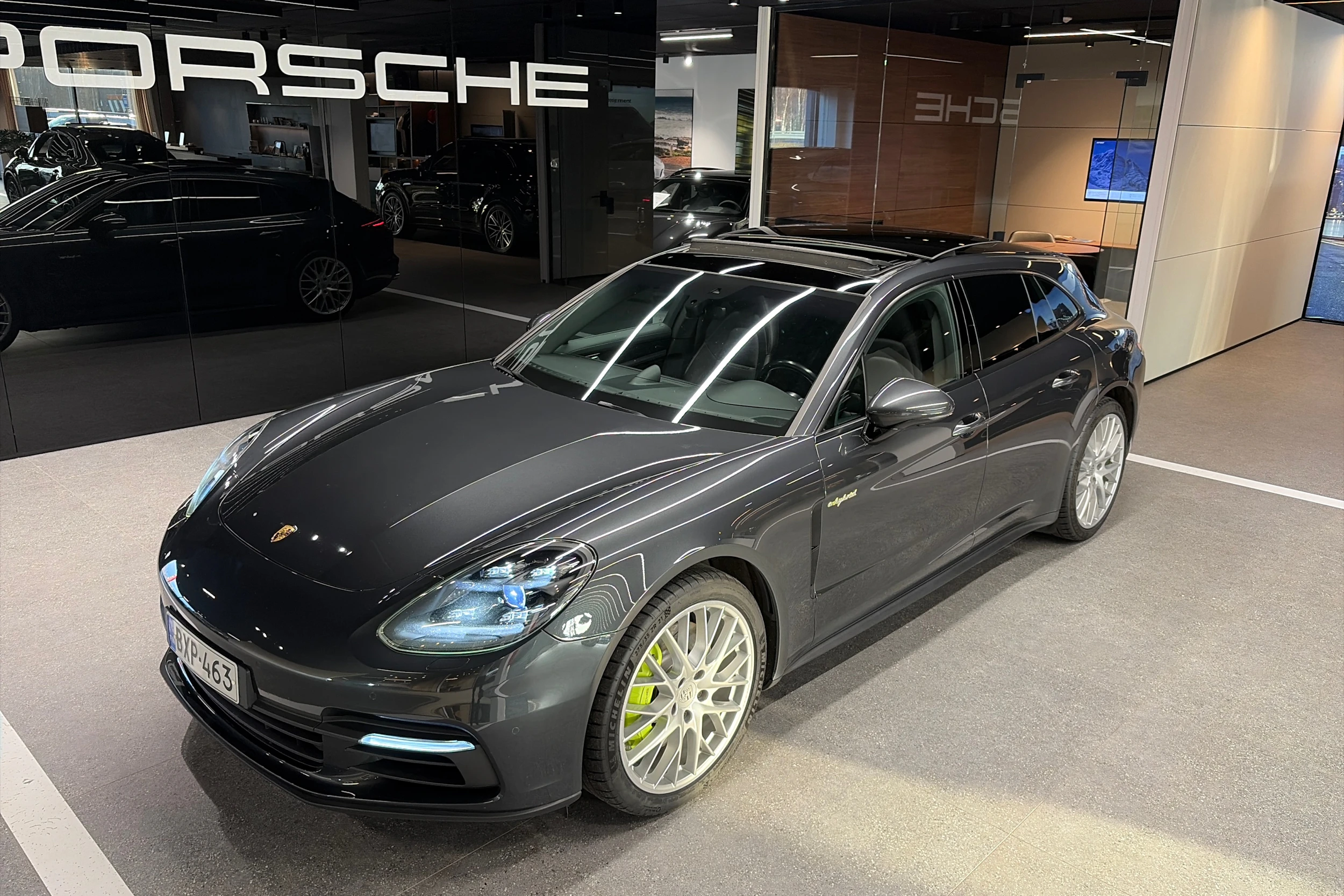 harmaa Porsche Panamera 2019 kuva 30.