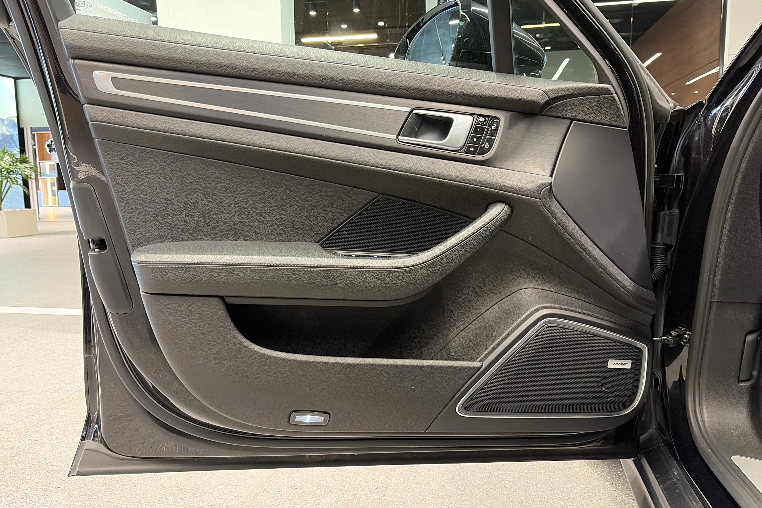 Musta Porsche Panamera 2019 kuva 12.